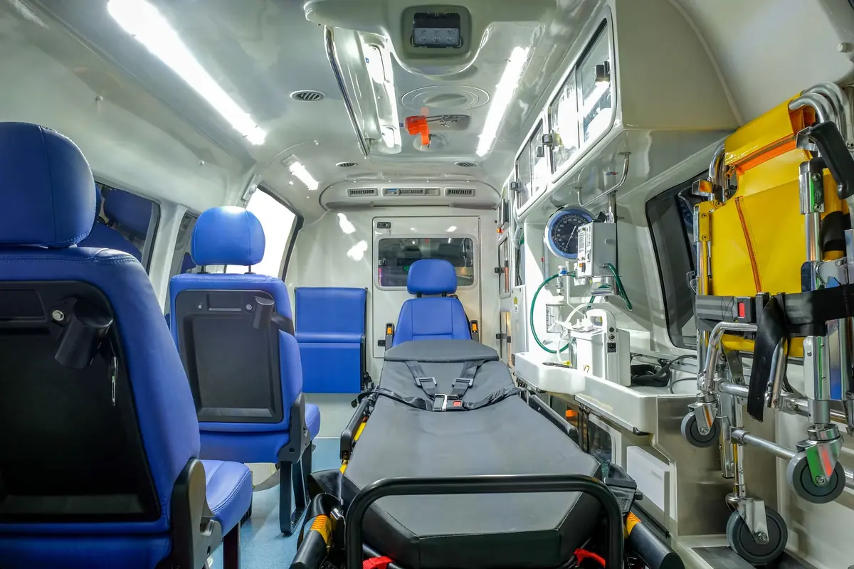 Équipe d'ambulanciers en intervention