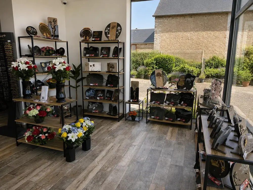 Showroom des Pompes Funèbres Jenna à Blois : compositions florales, plaques et articles funéraires